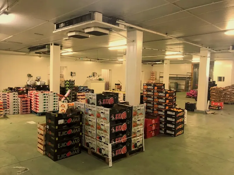 Palettes de cartons de fruits et légumes dans l'entrepôt réfrigéré