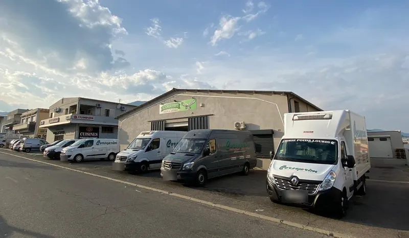 Le dépôt Corseprim de Bastia avec ses fourgons et son camion frigorifique